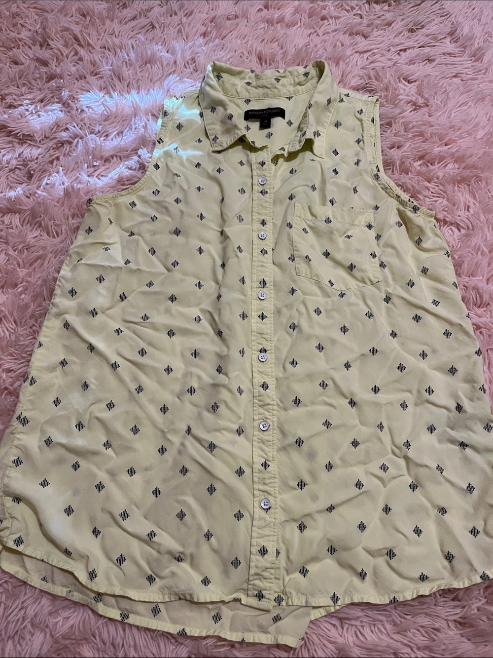 Banana Republic Sleeveless Pale Yellow Button-Down with Navy Diamond Print - Picture 3 of 6